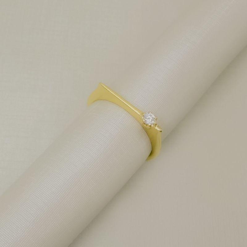 03.2589.1.O - (18) Anel de aro reto com um ponto de luz em seis garras em extremidade