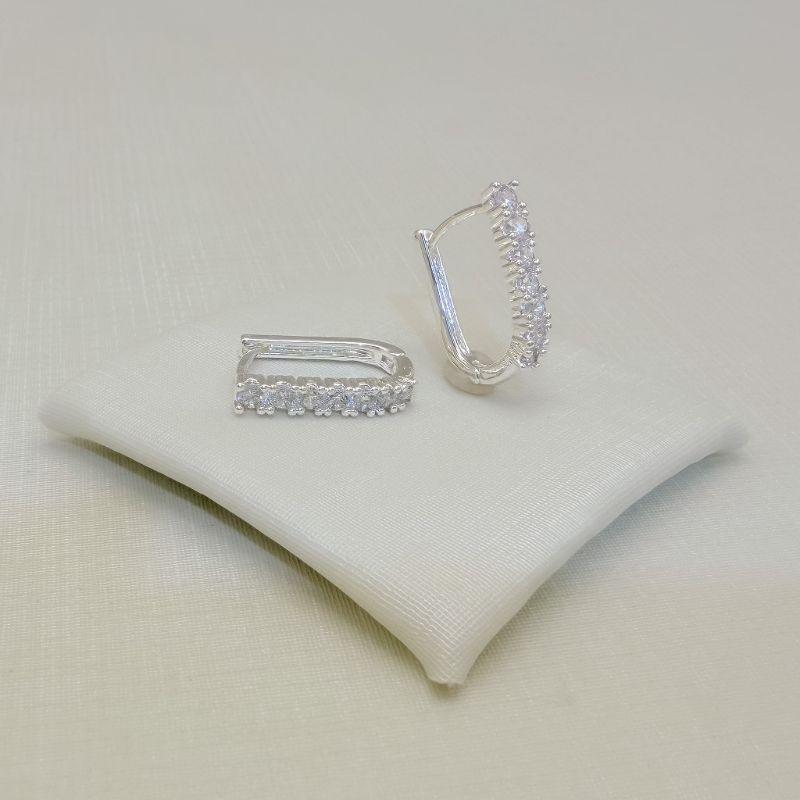 05.3233.1.S - (Tam.G) Argola retangular curvada com frontal cravejada em garras