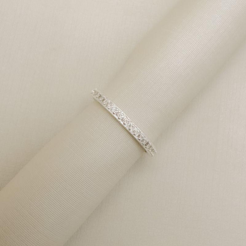 03.2582.1.S - (19) Anel estilo aparador de uma coluna cravejada larga em garras com borda lisa