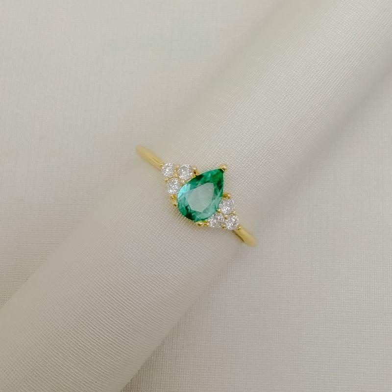 03.2623.9.O - (19) Anel solitario de gota com triangulo cravejado nas laterais em aro fino liso
