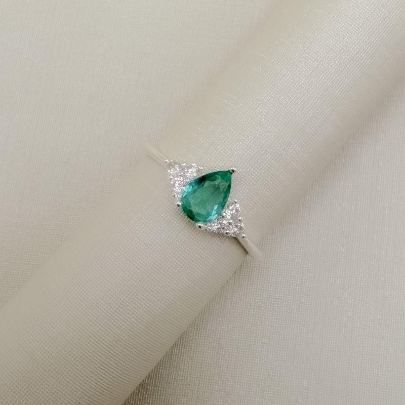 03.2623.9.S - (20) Anel solitario de gota com triangulo cravejado nas laterais em aro fino liso