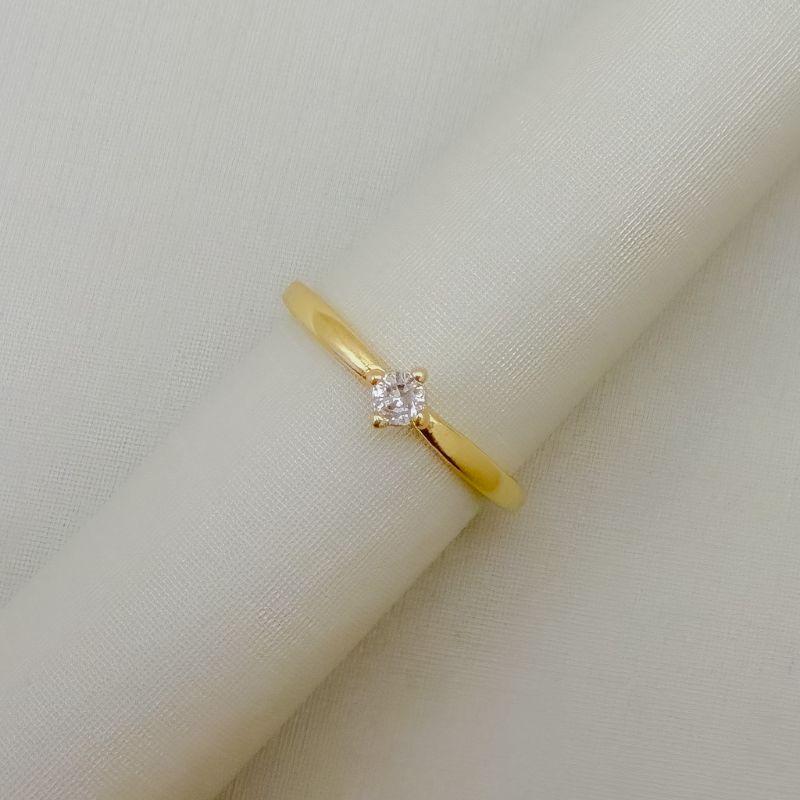 03.2640.1.O - (20) Anel solitário alto de quatro garras em aro liso simples