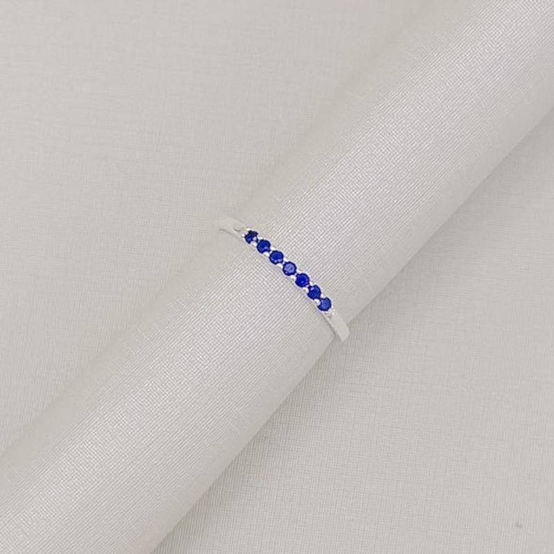 03.2666.4.S - (21) Anel estilo aparador de sete micro zircônias em cravação garras