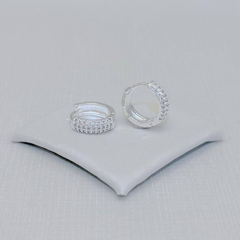 03.3261.1.S - (Tam.M) Argola circular com parte frontal cravejada em três colunas e atras lisa
