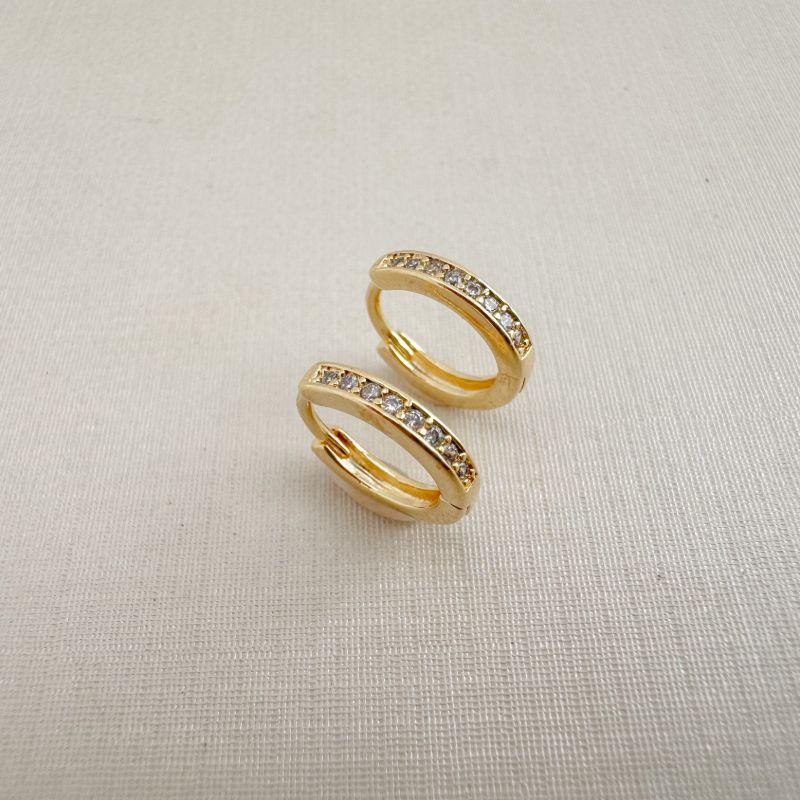 05.1856.1.O - (V3) Argola tradicional M (12mm) com uma fileira de zircônia e borda levemente elevada