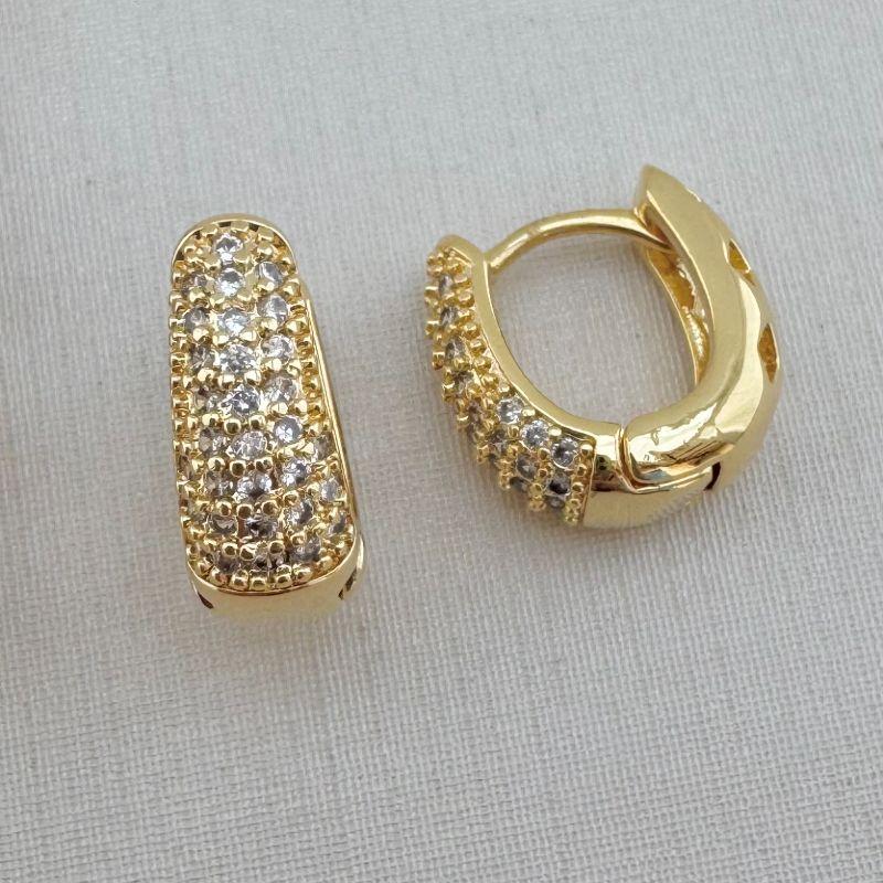05.2748.1.O - Argola em formato U com desenho gota, frente cravejada clássica com atras vazado em losango. Media de tres