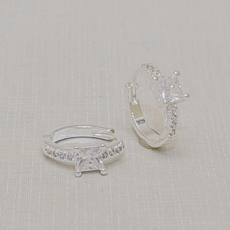05.3203.1.S - Argola solitaria de pedra central quadrada em uma coluna cavejada