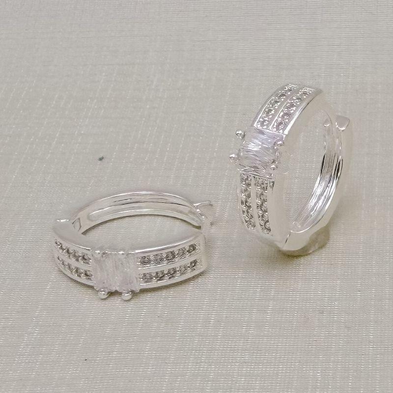 05.3208.1.S - Argola solitária com pedras baguetes centrais em duas colunas de cravação separadas