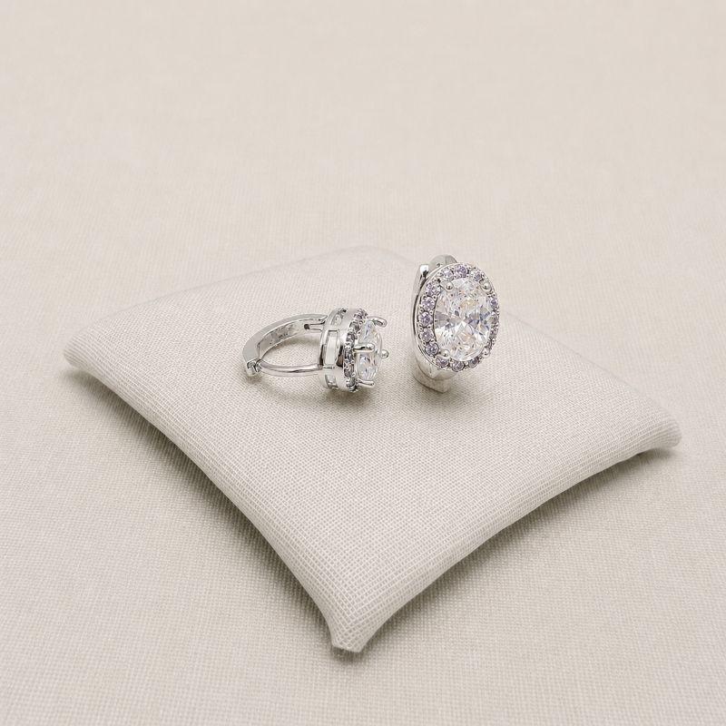 05.3220.1.S - Argola solitaria oval com uma linha de aura cravejada