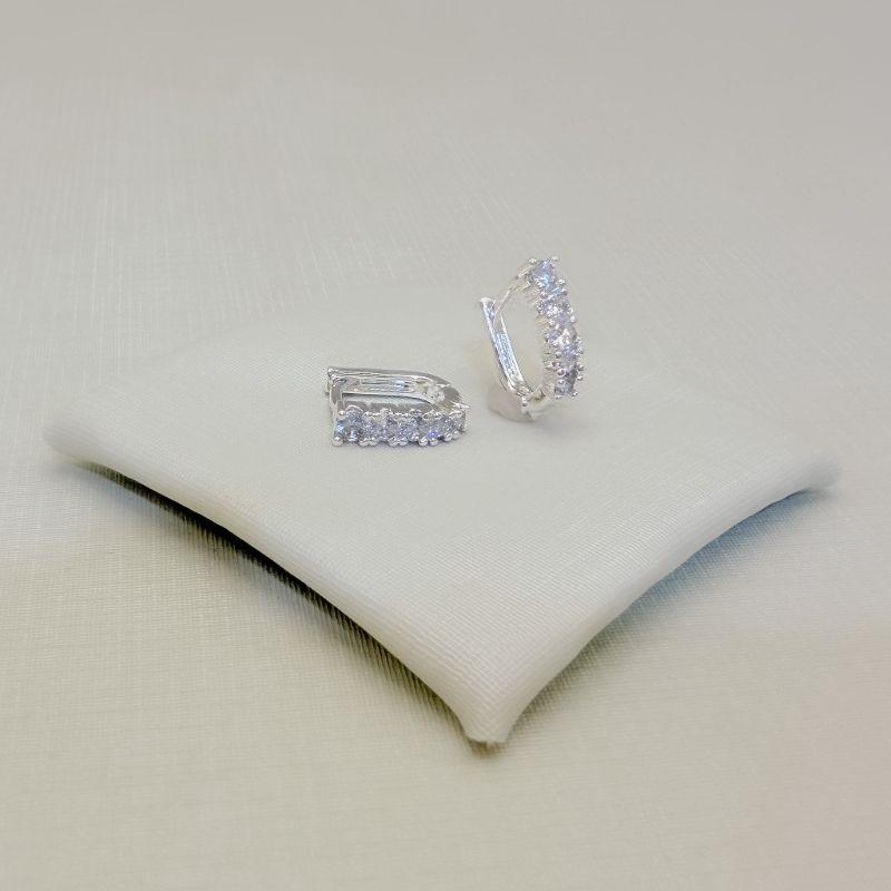 05.3231.1.S - (Tam.P) Argola retangular curvada com frontal cravejada em garras
