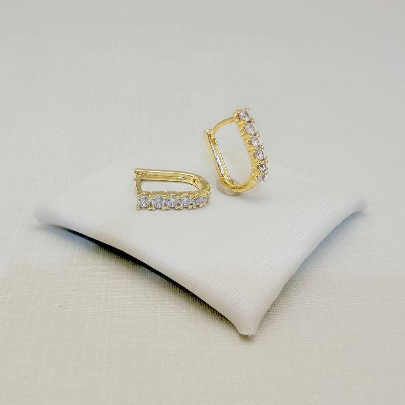 05.3232.1.O - (Tam.M) Argola retangular curvada com frontal cravejada em garras