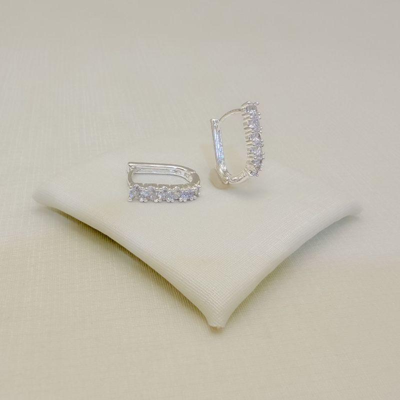 05.3232.1.S - (Tam.M) Argola retangular curvada com frontal cravejada em garras
