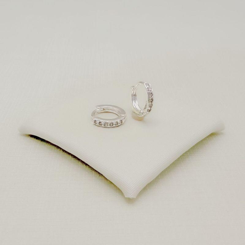 05.3237.1.S - (Tam.P) Argola de uma coluna cravejada em spikes com lateral lisa