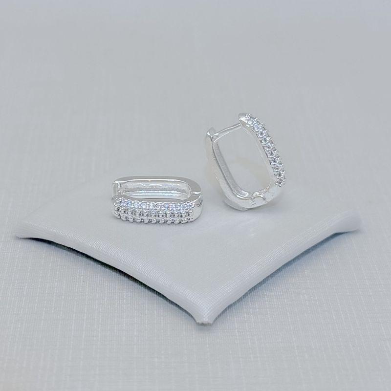 05.3258.1.S - (Tam.M) Argola retangular com frontal cravejada em três colunas e dez linhas
