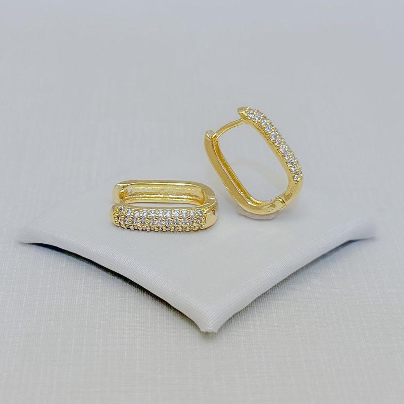 05.3259.1.O - (Tam.G) Argola retangular com frontal cravejada em três colunas e onze linhas