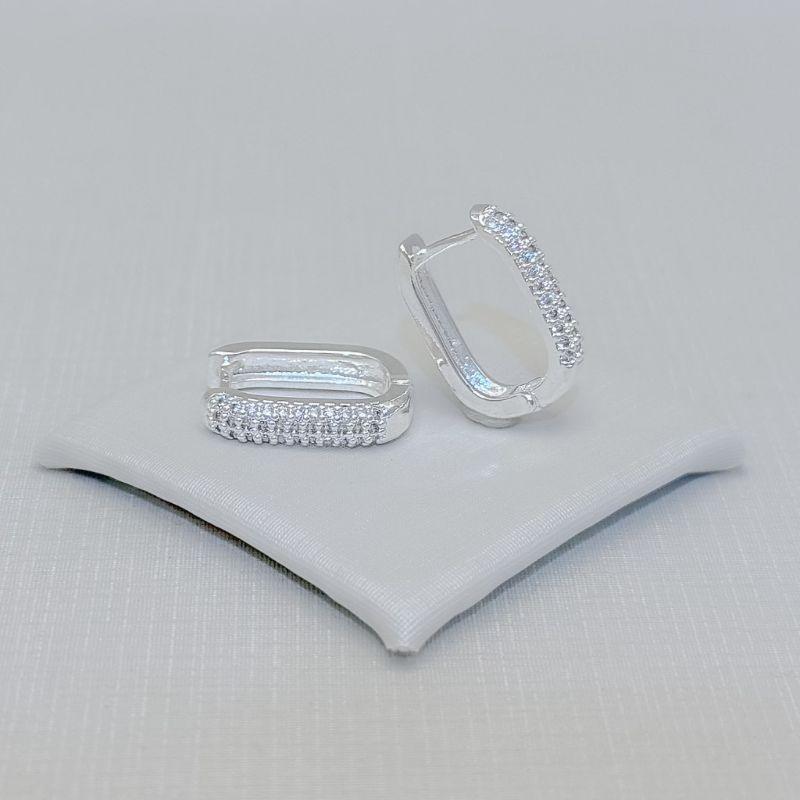 05.3259.1.S - (Tam.G) Argola retangular com frontal cravejada em três colunas e onze linhas