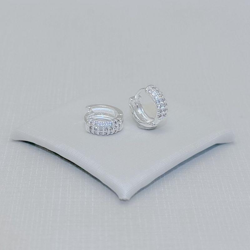 05.3260.1.S - (Tam.P) Argola circular com parte frontal cravejada em três colunas e atras lisa