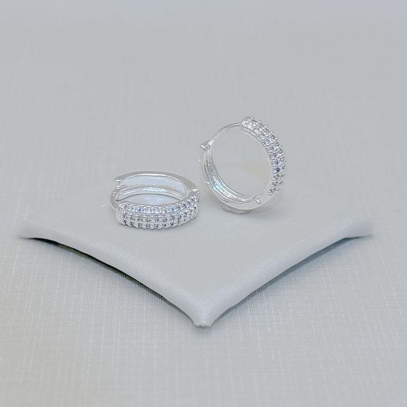 05.3262.1.S - (Tam.G) Argola circular com parte frontal cravejada em três colunas e atras lisa