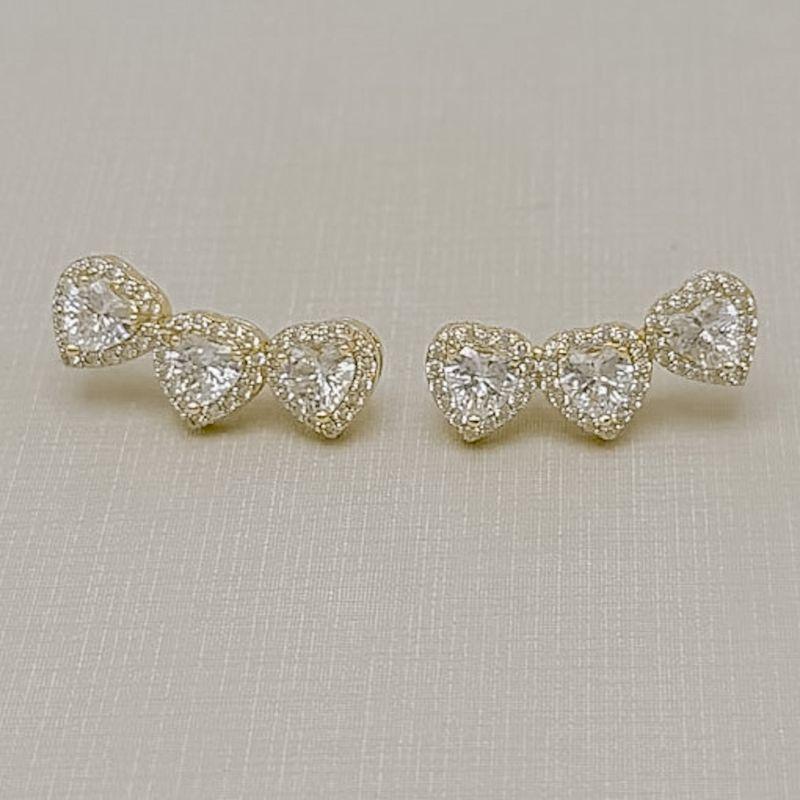 06.1370.1.O - Brinco estilo ear-jacket em três corações com uma linha de aura