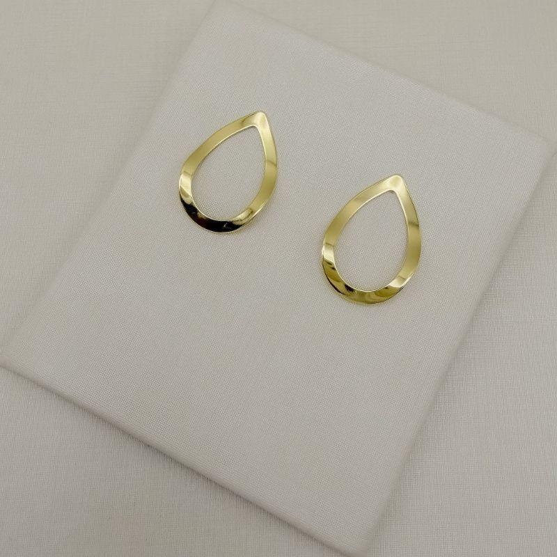 06.1395.0.O - Brinco de silhueta em gota de efeito orgânico ondulado