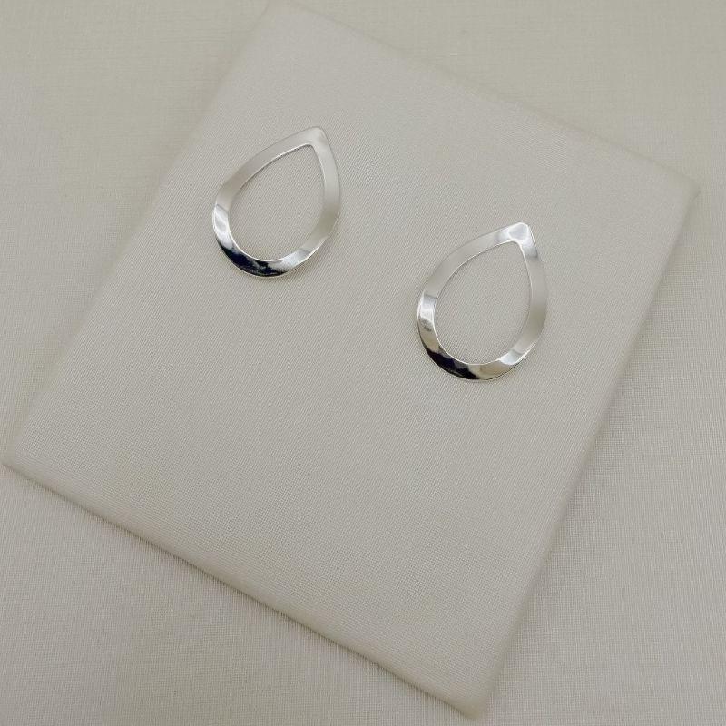 06.1395.0.S - Brinco de silhueta em gota de efeito orgânico ondulado