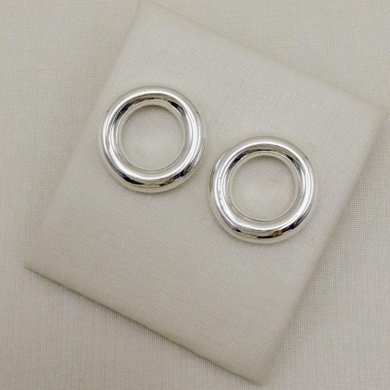 06.1397.0.S - Brinco tubo largo liso simples em circulo estilo donuts