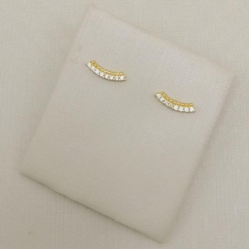 07.2911.1.O - Brinco mini ear-cuff curvado de uma linha cravejado com bolinhas lisas