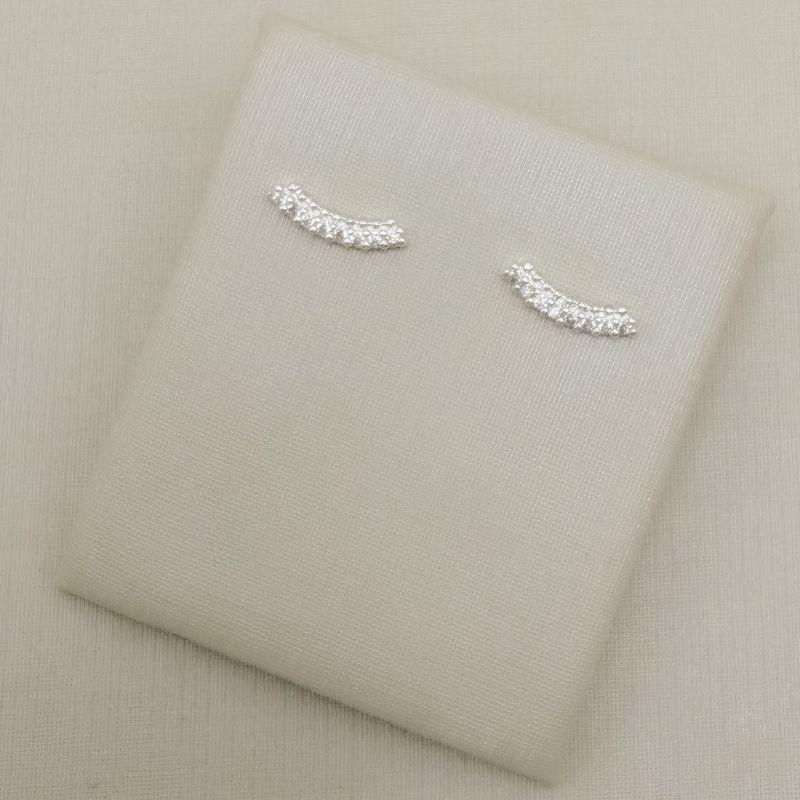 07.2911.1.S - Brinco mini ear-cuff curvado de uma linha cravejado com bolinhas lisas