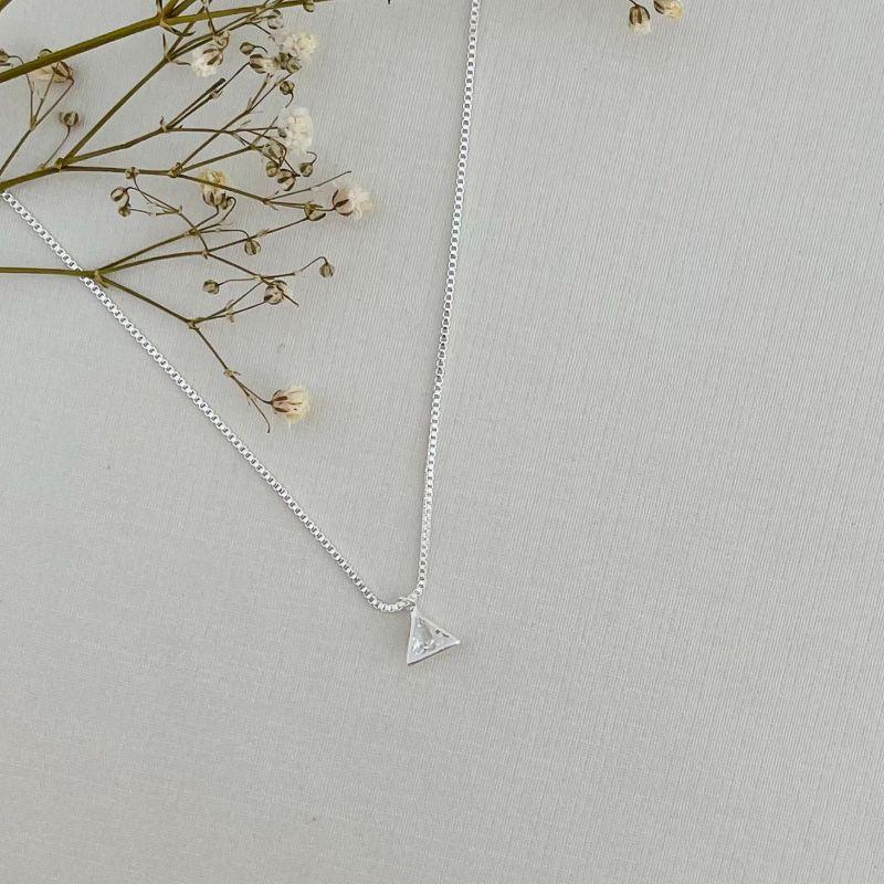 09.2122.1.S - (42) Colar veneziana com pingente ponto de luz triangular, extensor 10cm