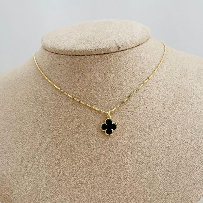 09.2212.2.O - (47) Colar de veneziana com pingente simples de flor alhambra. Insp. Van-Cleef
