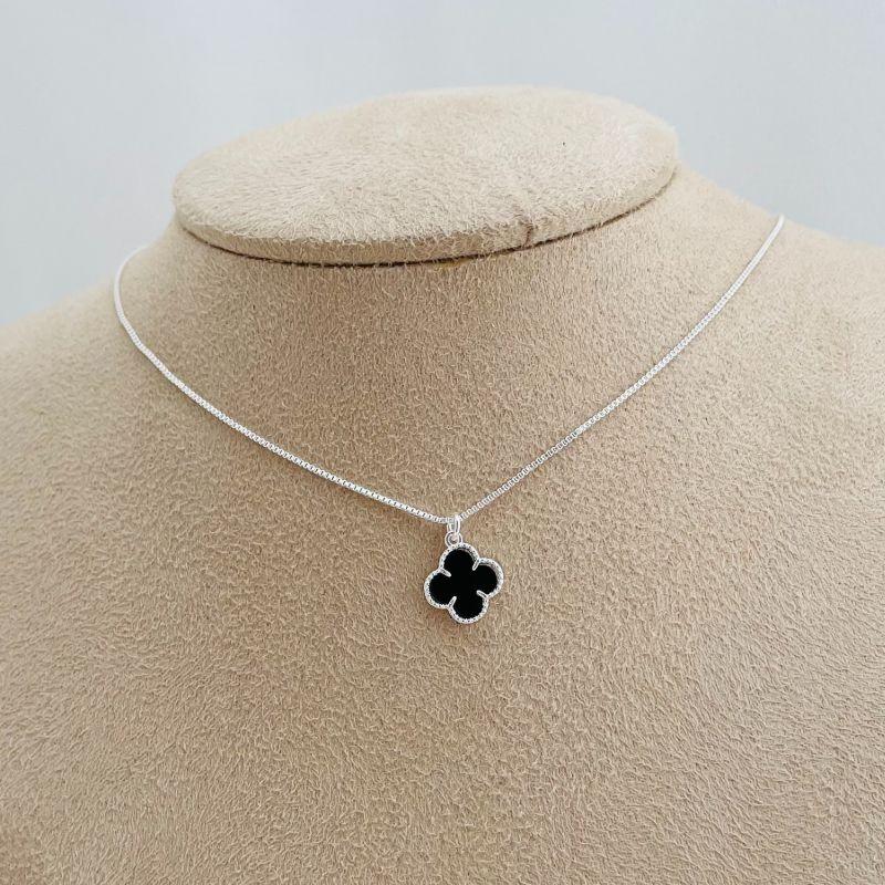 09.2212.2.S - (47) Colar de veneziana com pingente simples de flor alhambra. Insp. Van-Cleef
