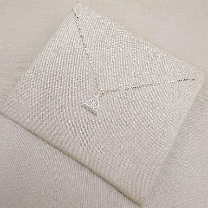 09.2519.1.S - (45) Colar de veneziana com pingente triangular cravejado