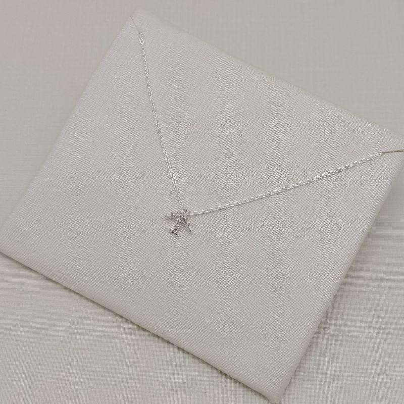 09.2550.1.S - (45) Colar de elos cartier com pingente de mini avião cravejado