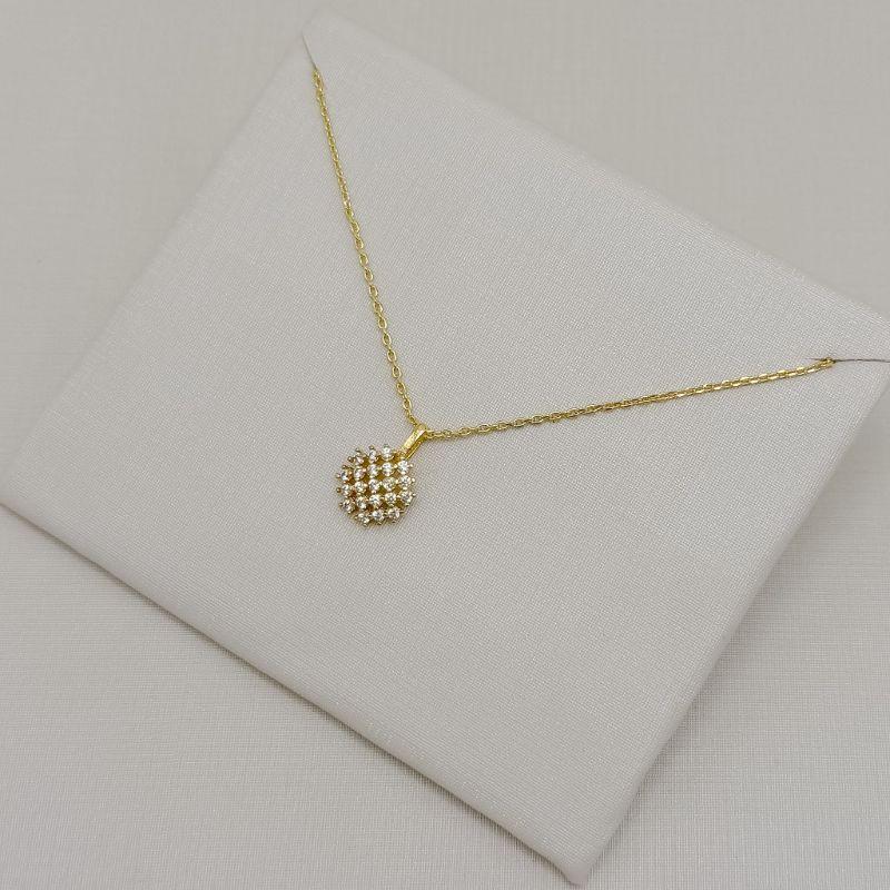 09.2551.1.O - (45) Colar de elos cartier com pingente circular em cravação xadrez