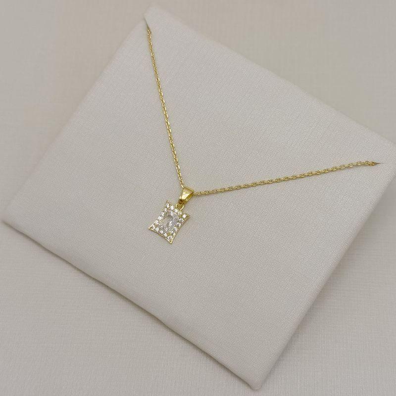 09.2552.1.O - (45) Colar de elos cartier com pingente retangular com uma linha de aura