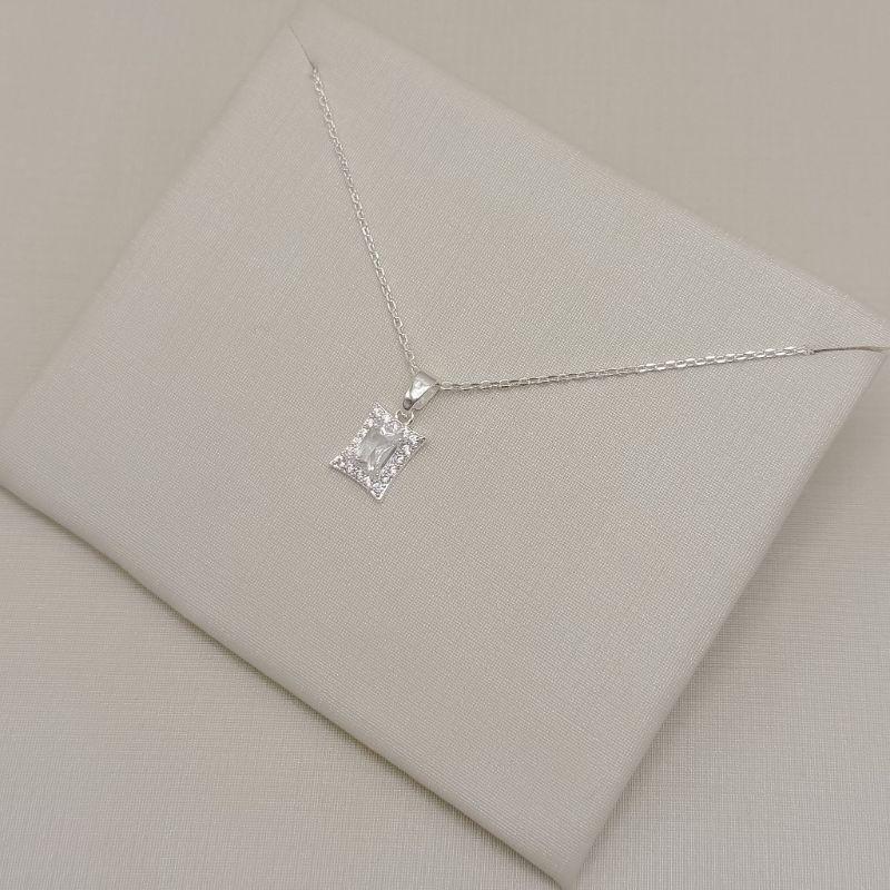 09.2552.1.S - (45) Colar de elos cartier com pingente retangular com uma linha de aura