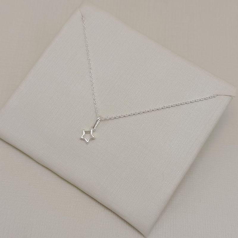 09.2553.0.S - (45) Colar de elos cartier com pingente de silhueta de estrela lisa