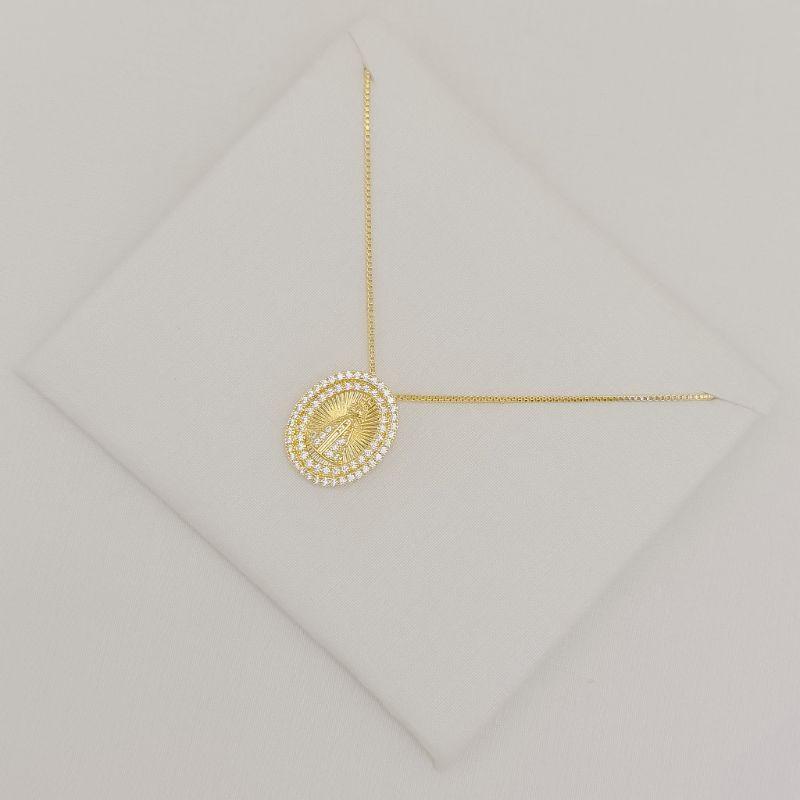 09.2560.1.O - (45) Colar de veneziana com pingente oval de nossa senhora cravejada com duas linha de aura em relevo