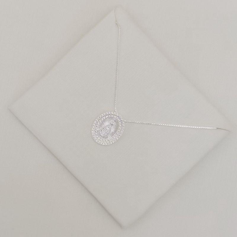 09.2560.1.S - (45) Colar de veneziana com pingente oval de nossa senhora cravejada com duas linha de aura em relevo