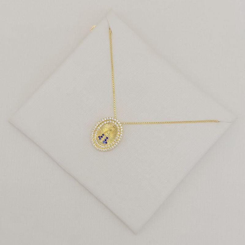 09.2560.4.O - (45) Colar de veneziana com pingente oval de nossa senhora cravejada com duas linha de aura em relevo