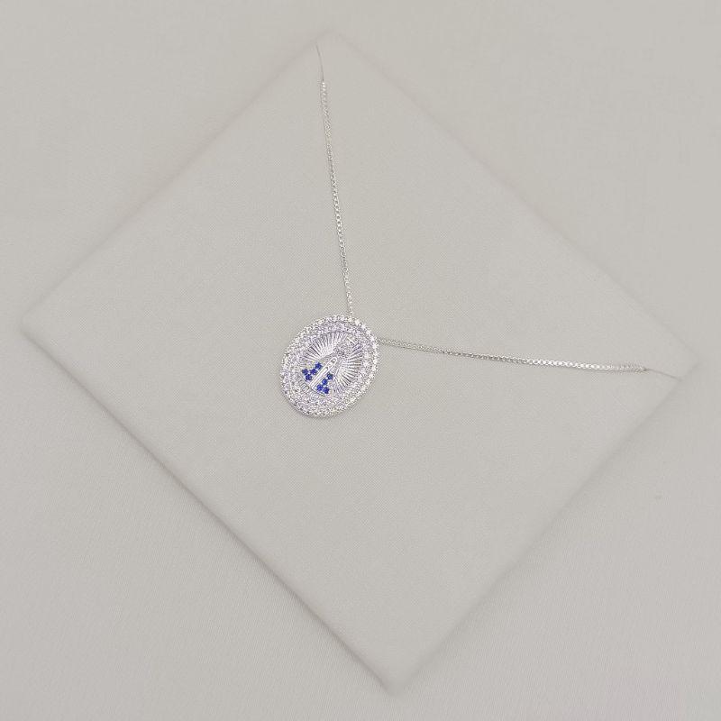 09.2560.4.S - (45) Colar de veneziana com pingente oval de nossa senhora cravejada com duas linha de aura em relevo