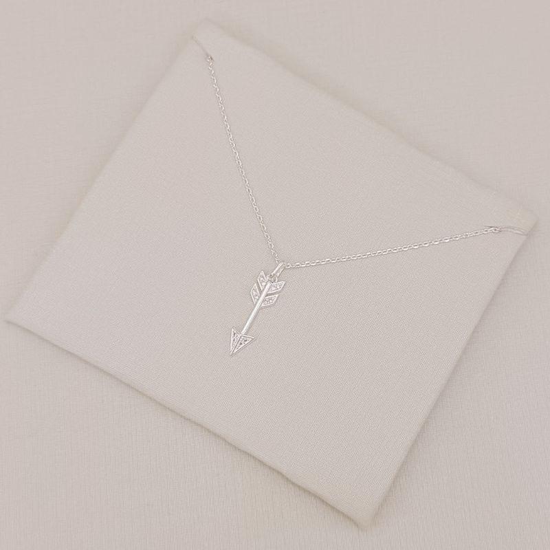 09.2584.1.S - (45) Colar de cartier com pingente de flecha comprida cravejada