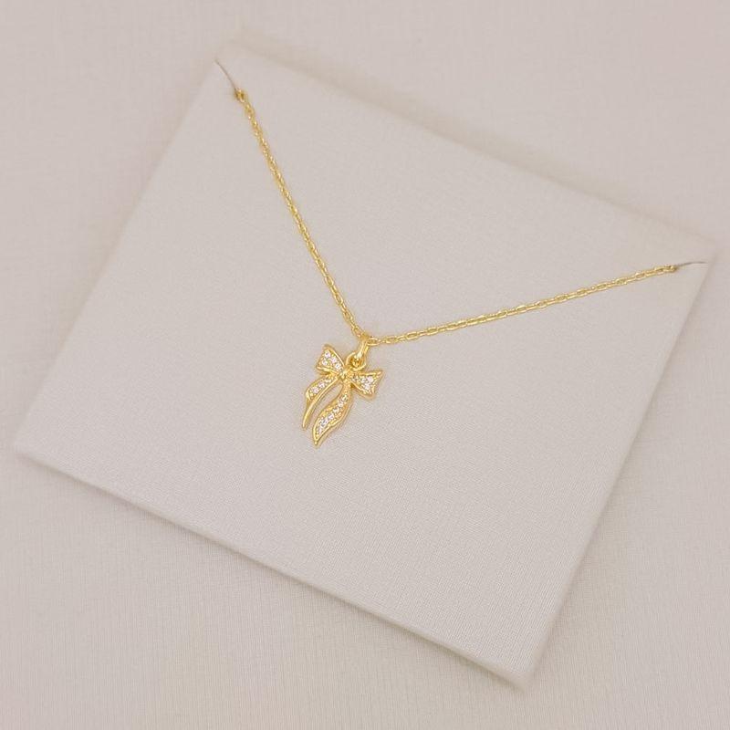 09.2589.1.O - (45) Colar em cartier com pingente de laço cravejado longo