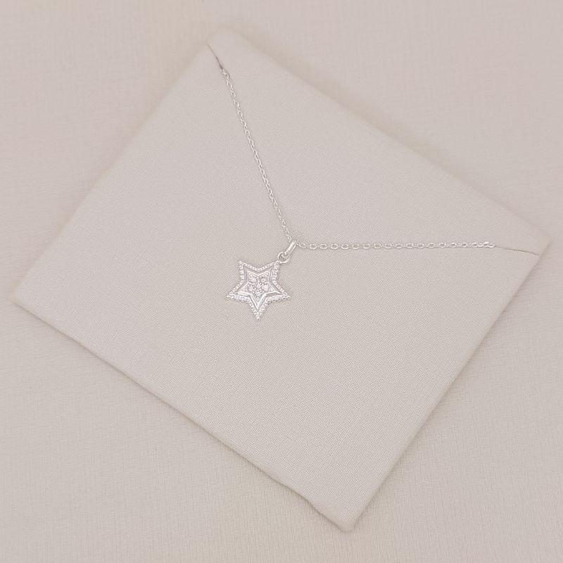 09.2591.1.S - (45) Colar em cartier com pingente de estrela com central cravejada e borda larga em efeito spikes