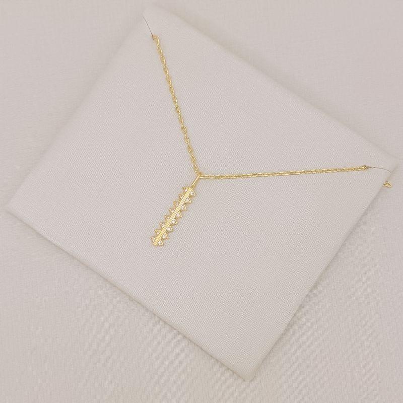 09.2592.1.O - (45) Colar em cartier com pingente longo em estilo serra cravejada