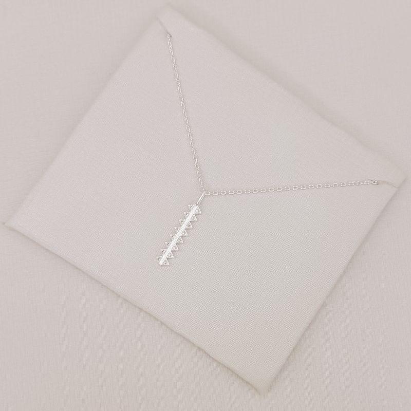 09.2592.1.S - (45) Colar em cartier com pingente longo em estilo serra cravejada