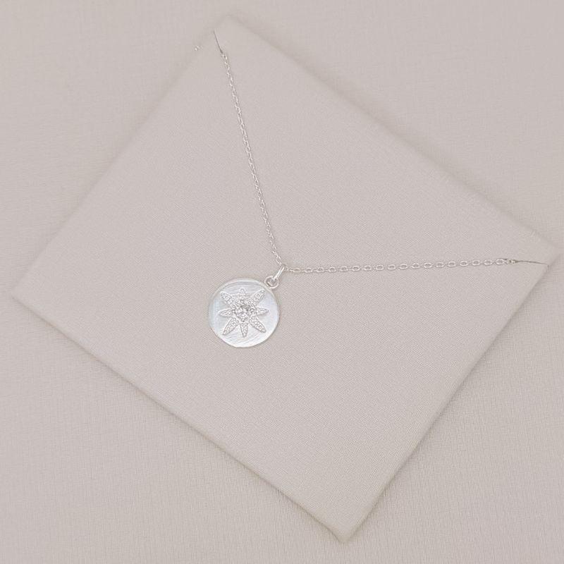 09.2593.1.S - (45) Colar de elo cartier com pingente de rosa dos ventos em moeda com central em ponto de luz
