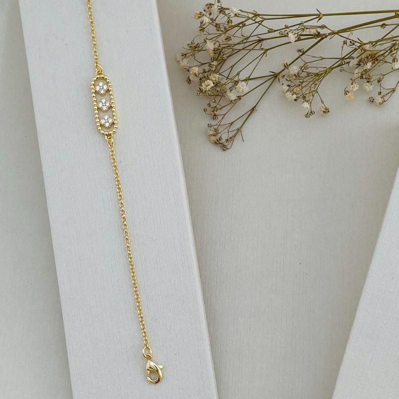 12.2069.1.O - Pulseira de elos portugues com central oval e tres flores cravejadas