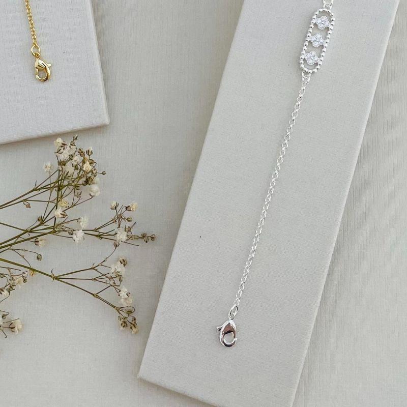 12.2069.1.S - Pulseira de elos portugues com central oval e tres flores cravejadas