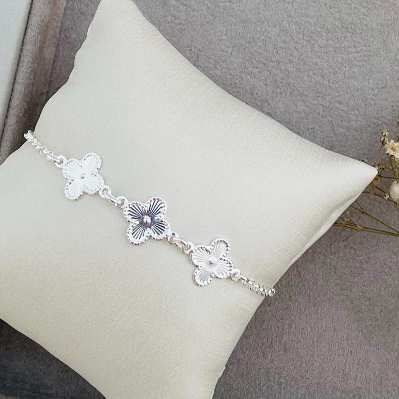 12.2072.0.S - Pulseira de elos portugues com tres flores alhambra desenhadas. Insp. Van-Cleef